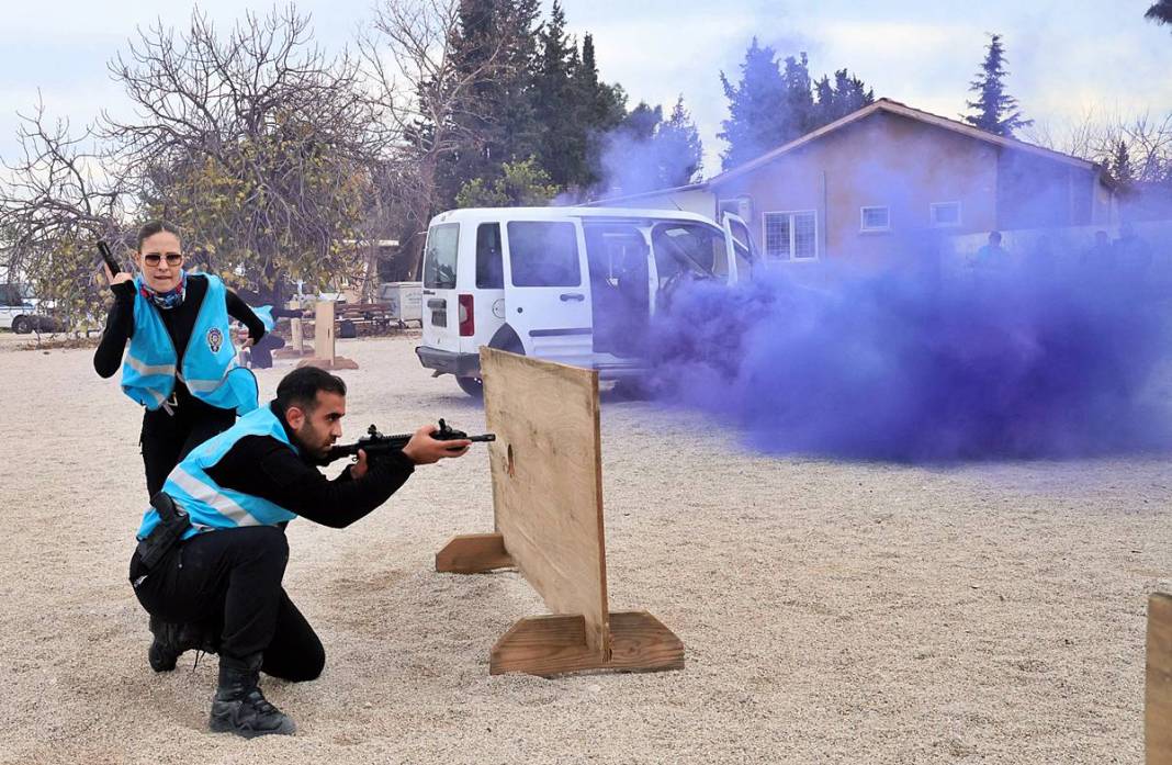 Yerli Lara Croft, karanlıkta hedefi 12'den vuruyor! Polis eğitmeni Nisa Aydın'ın müdahale teknikleri nefesleri kesiyor 18